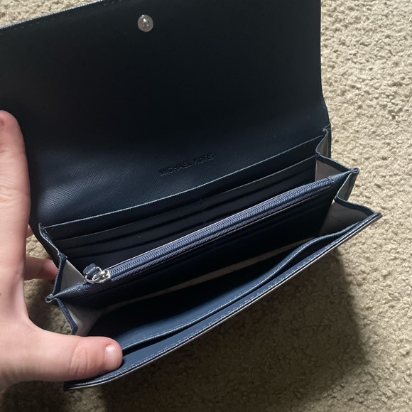 michael kors wallet - Picture 2 of 2